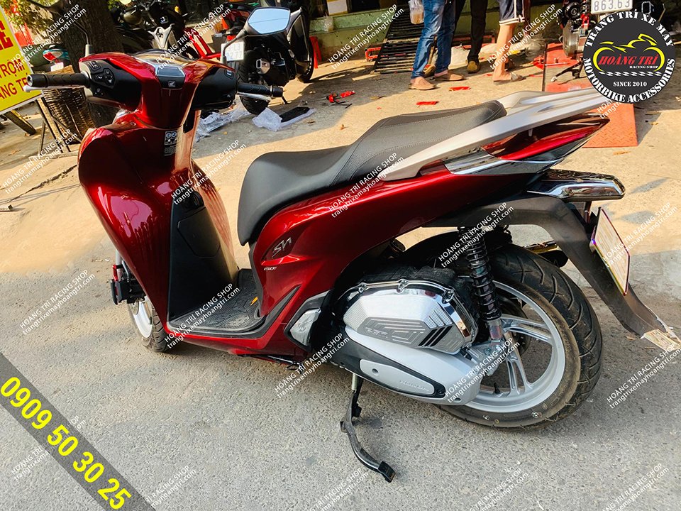 Overview of the SH 2020 with chrome-plated exhaust and other accessories