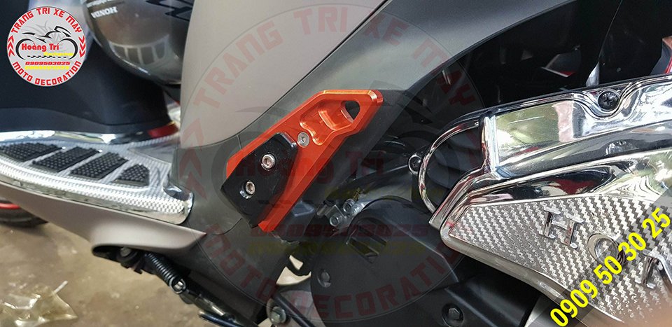 Biker footrest with orange - black color has been installed for SH Mode cars