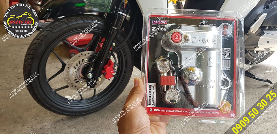 On hand to lock the disc in front of SH Mode 2019 - Z-Con lock