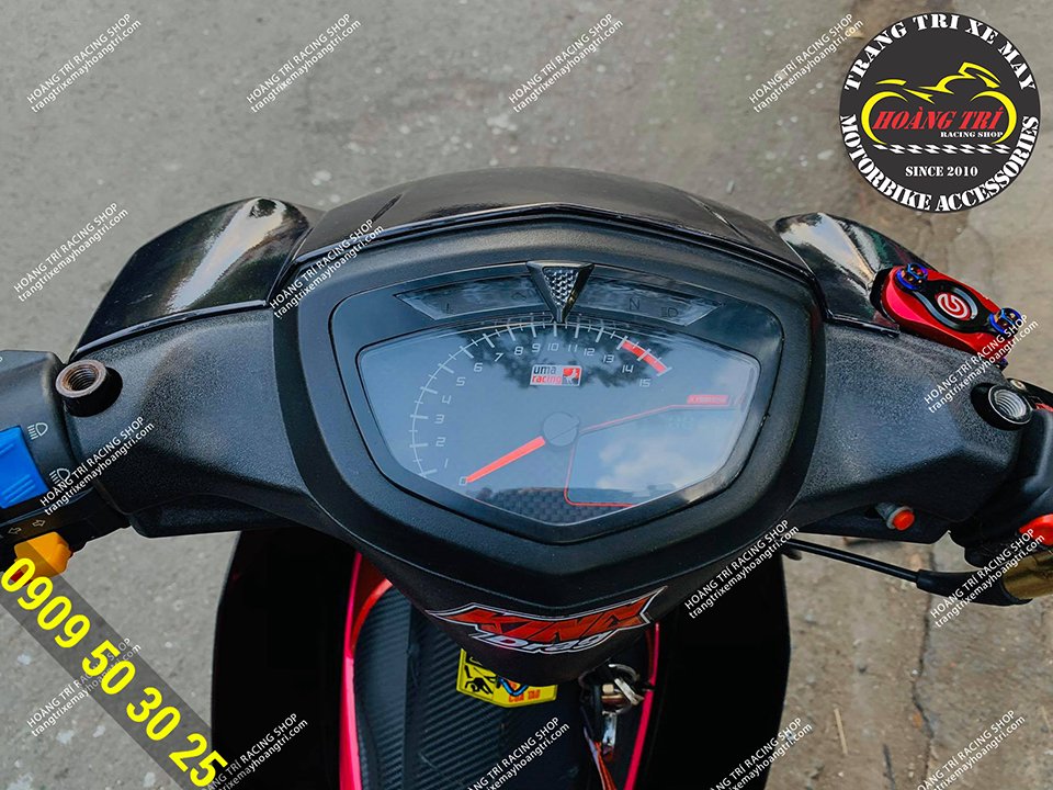 Cận cảnh chi tiết đồng hồ Uma Racing với mặt đồng hồ LED đẳng cấp