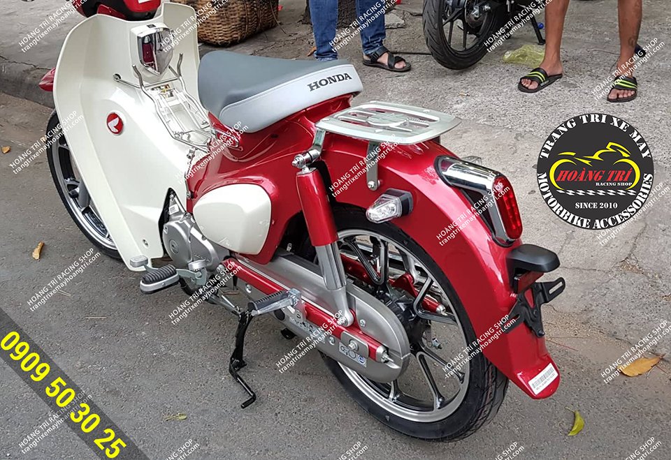 Super Cub with rear baga can carry more people behind