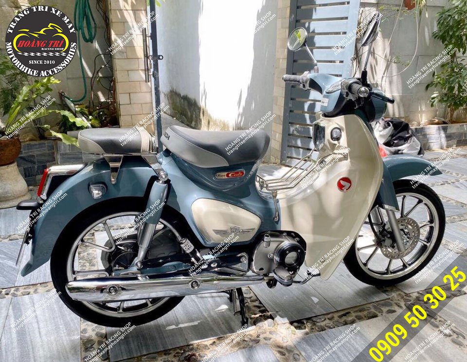 Chiếc Super Cub đã được trang bị bảo vệ lốc máy bên phải Bikers