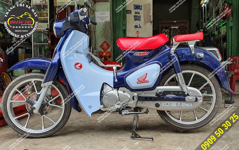 Overview of the appearance of the white - blue Super Cub equipped with a rear footrest