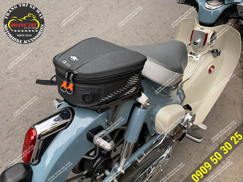 Kappa AH203 storage bag is installed on the rear saddle of Super Cub