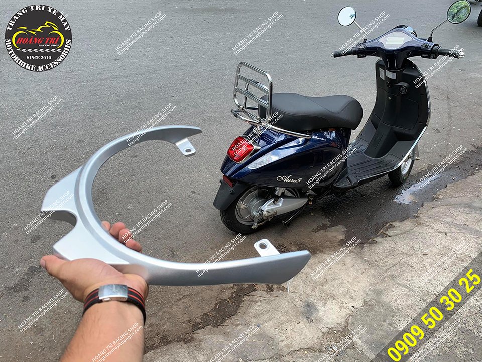 Trên tay cản sau zin của xe Aura 9 và trên xe là baga sau inox Vespa Primavera