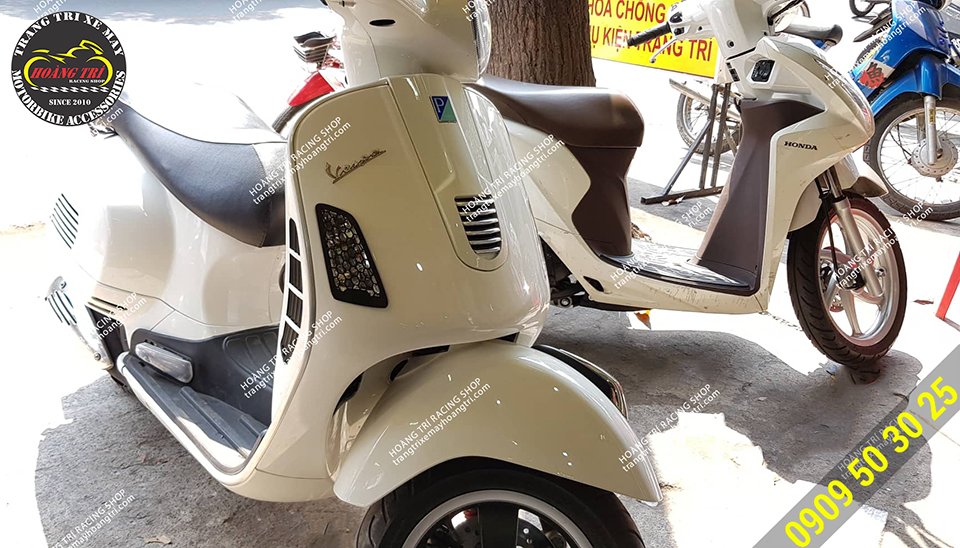 Ốp xi nhan meca lắp xi nhan trước xe Vespa GTS