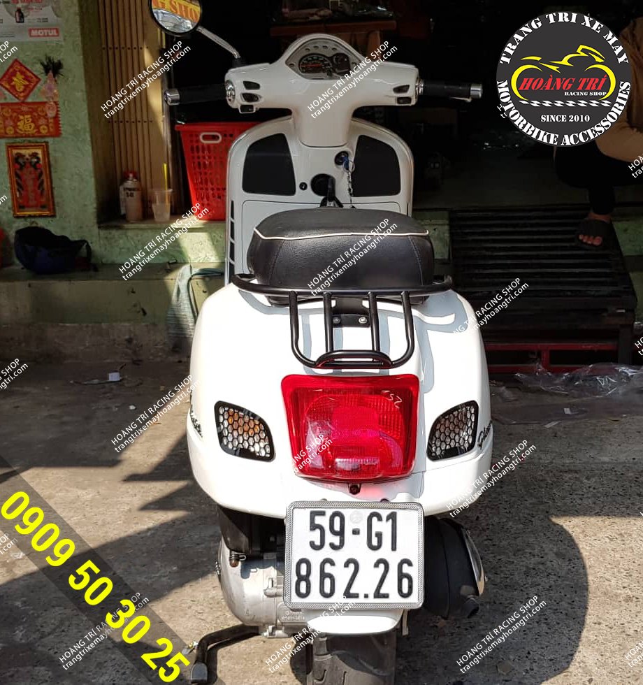 Toàn cảnh xi nhan sau với phụ kiện ốp đèn xi nhan meca Vespa GTS