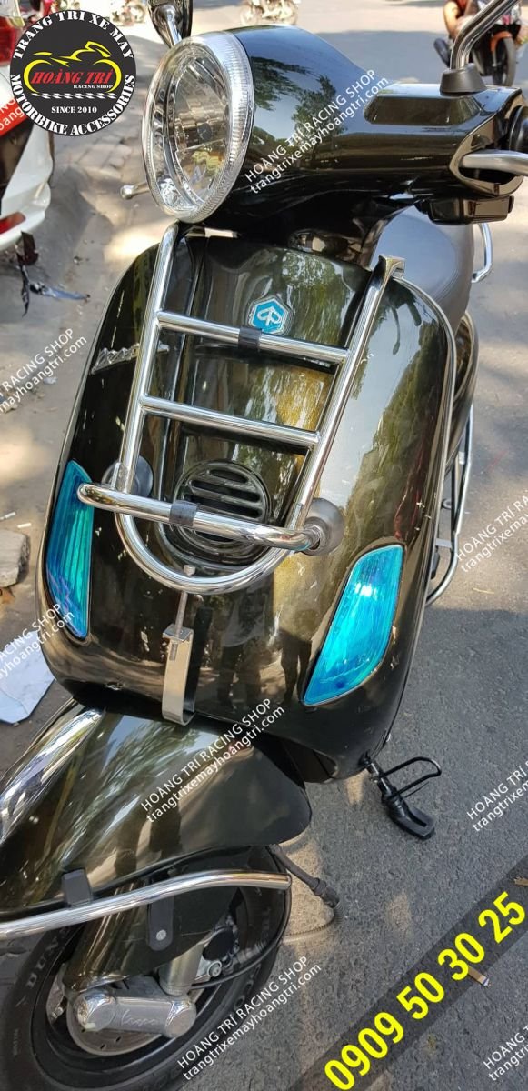 The color of the baga highlights the Vespa LX