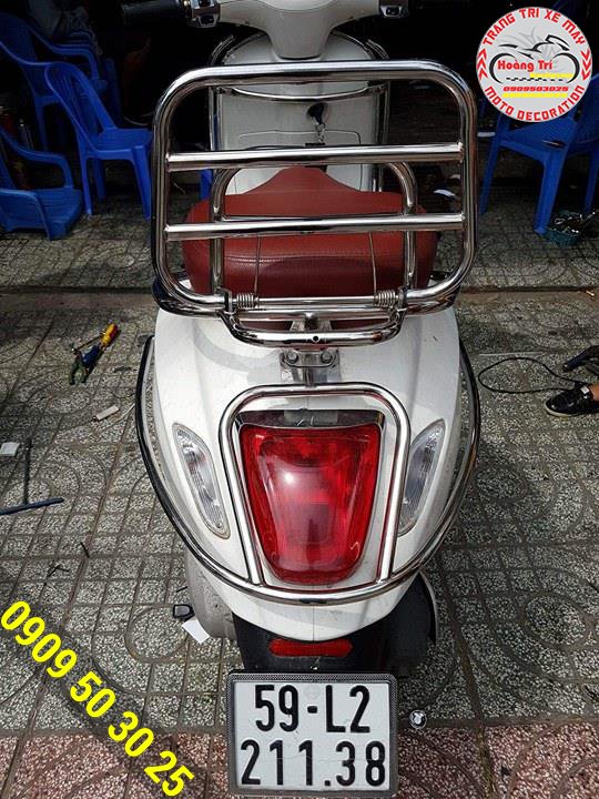This Vespa Primavera on both front and rear bags is very beautiful