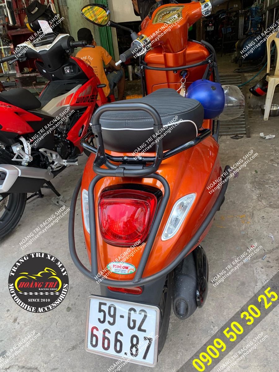 Powder coated strapless baga has been installed on Vespa Sprint