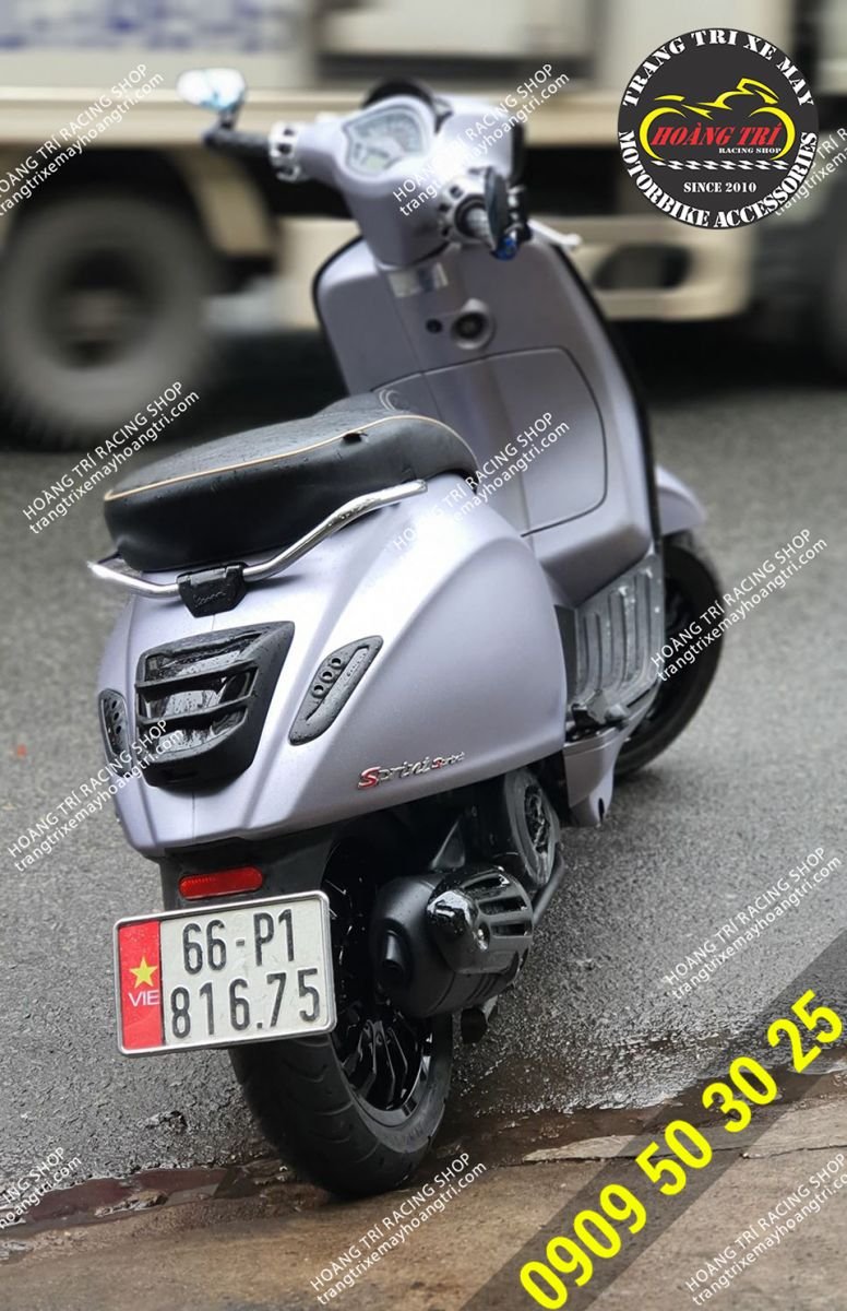 Khung biển số inox có Logo lắp trên Vespa Sprint