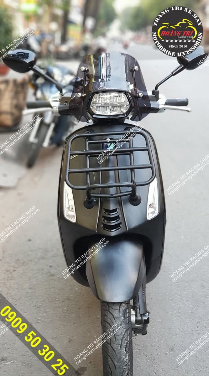 The Emax windshield has been fitted to the black Vespa Sprint