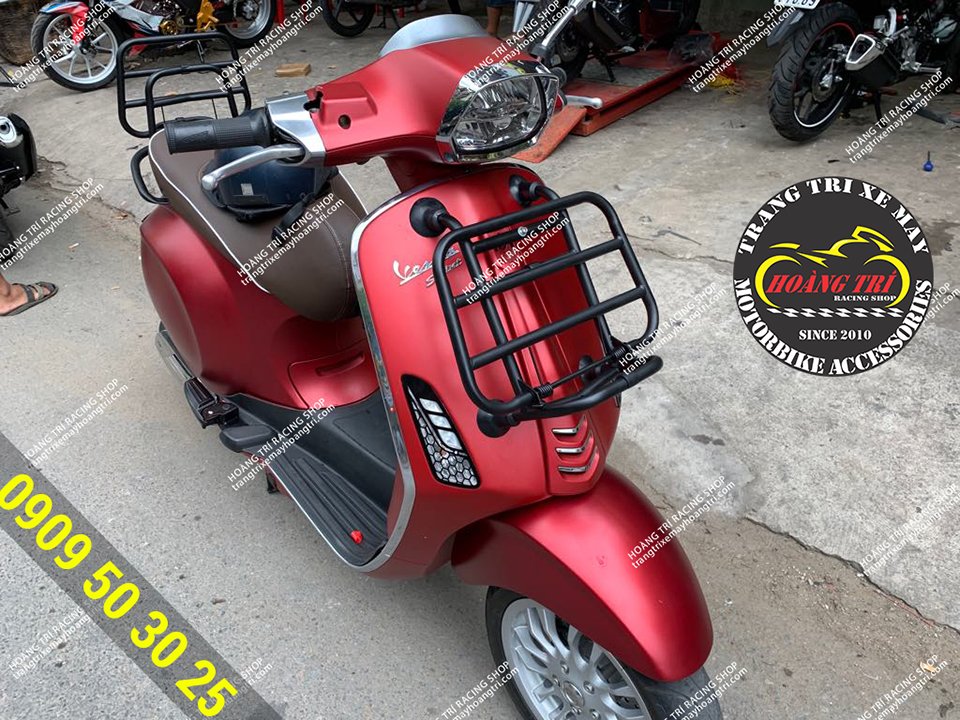 Chiếc Vespa Sprint lắp baga trước kèm theo ốp đèn meca xi nhan