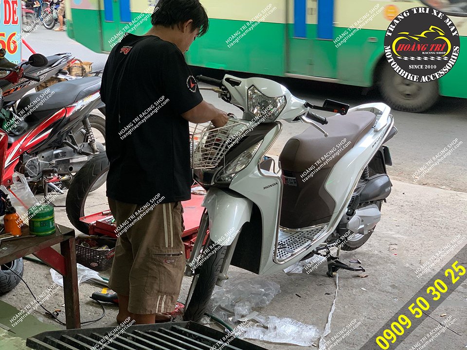 Nhân viên Hoàng Trí Racing shop đang độ rổ inox cho xe Vision