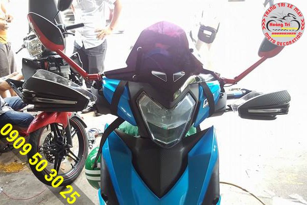 Bảo vệ tay lái Moto Bike được lắp đặt cho Winner xanh dương