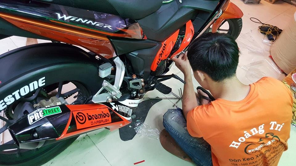 Hoang Tri staff is installing for customers with black orange car