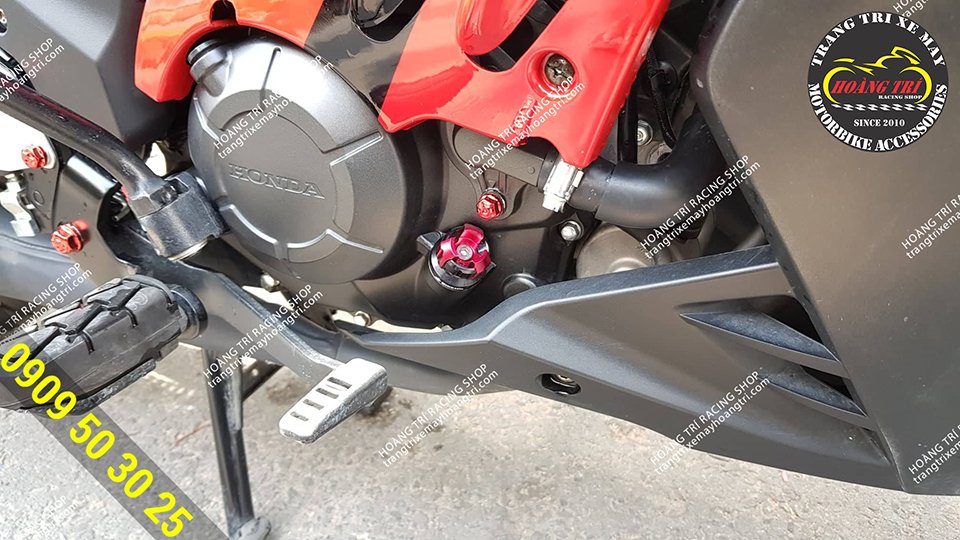 Ty thăm nhớt Biker V8 màu đỏ đã được lắp đặt cho Winner 150