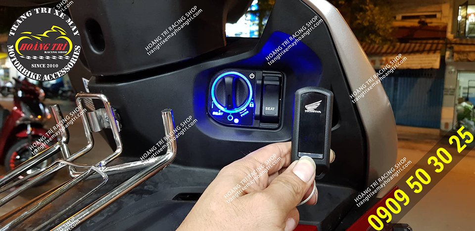 Genuine Honda remote with Honda logo