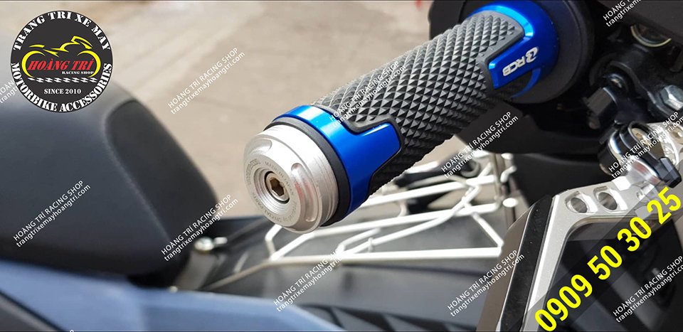 CNC handlebar humps have been installed with Racing Boy gloves