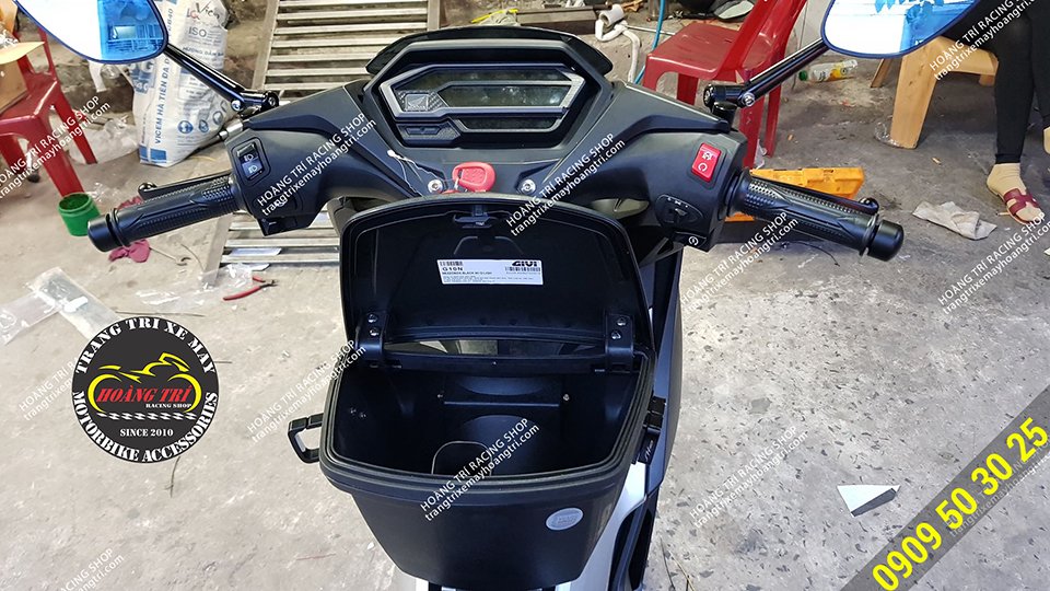 Inside the middle box of the givi Winner X G10N