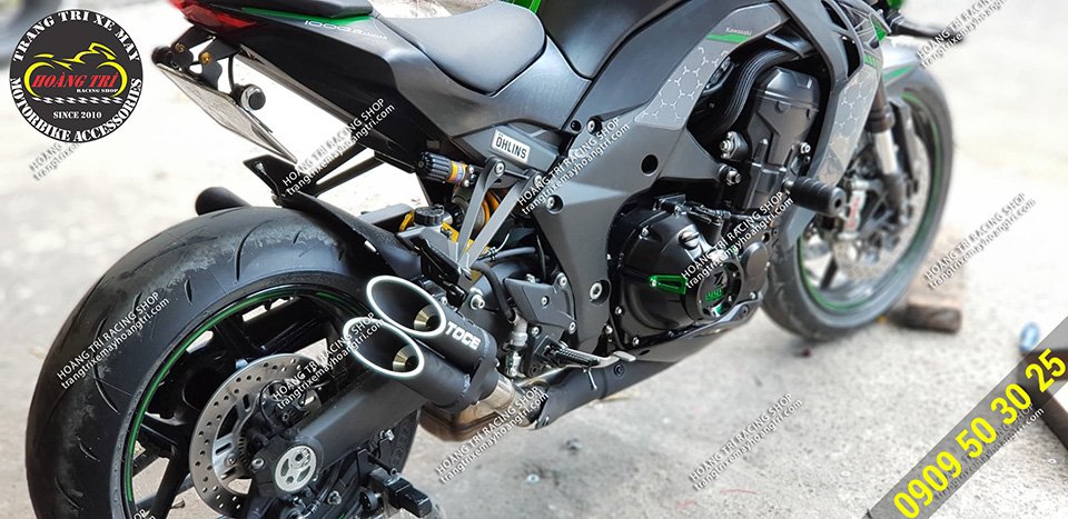 Dual-barreled exhaust is installed on the left and right sides of the Z1000