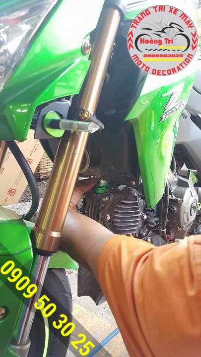  Hoang Tri Racing Shop staff is installing valve covers for Z125